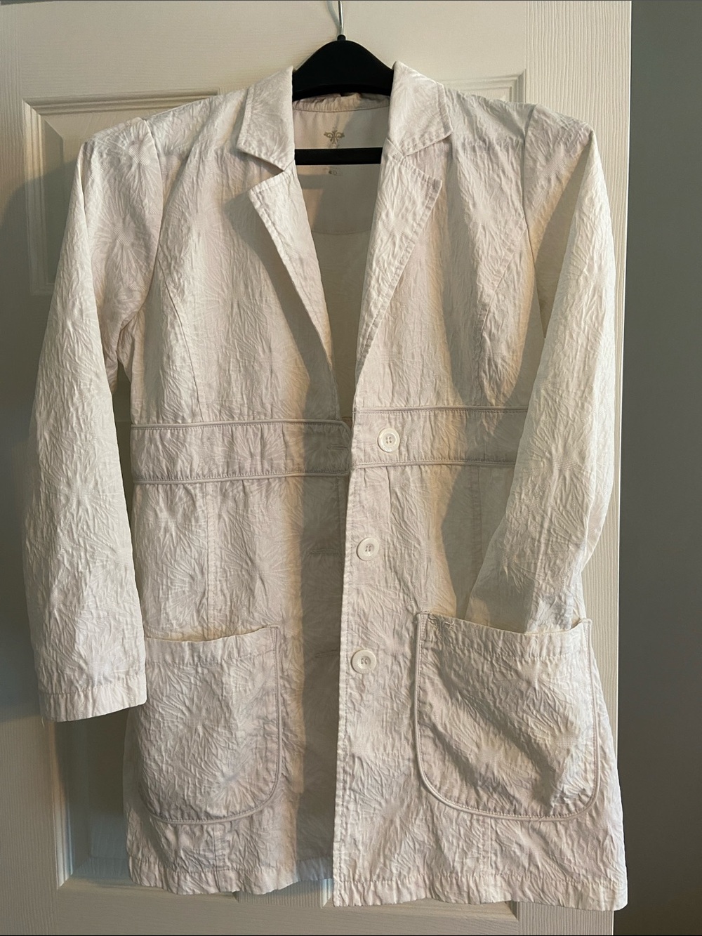 Women’s Medium White Textured Lab Coat